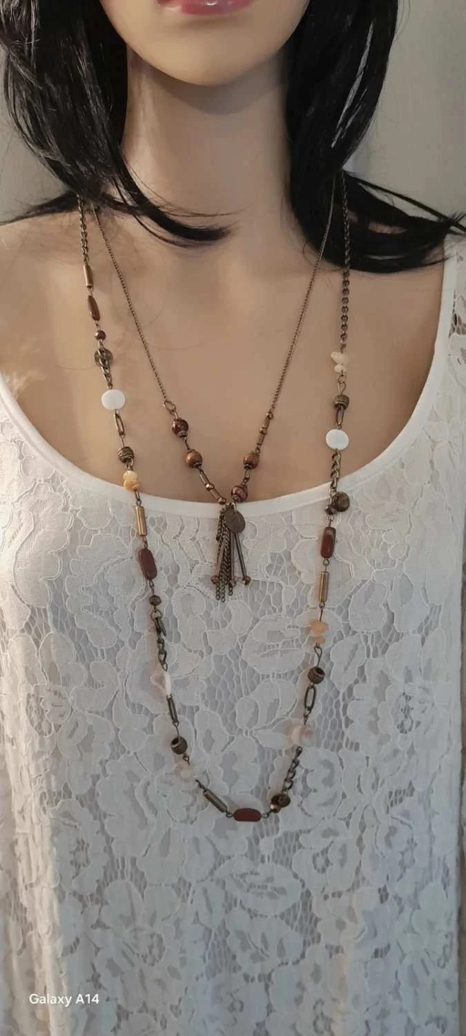 Ensemble de 2 colliers, avec perles et breloques